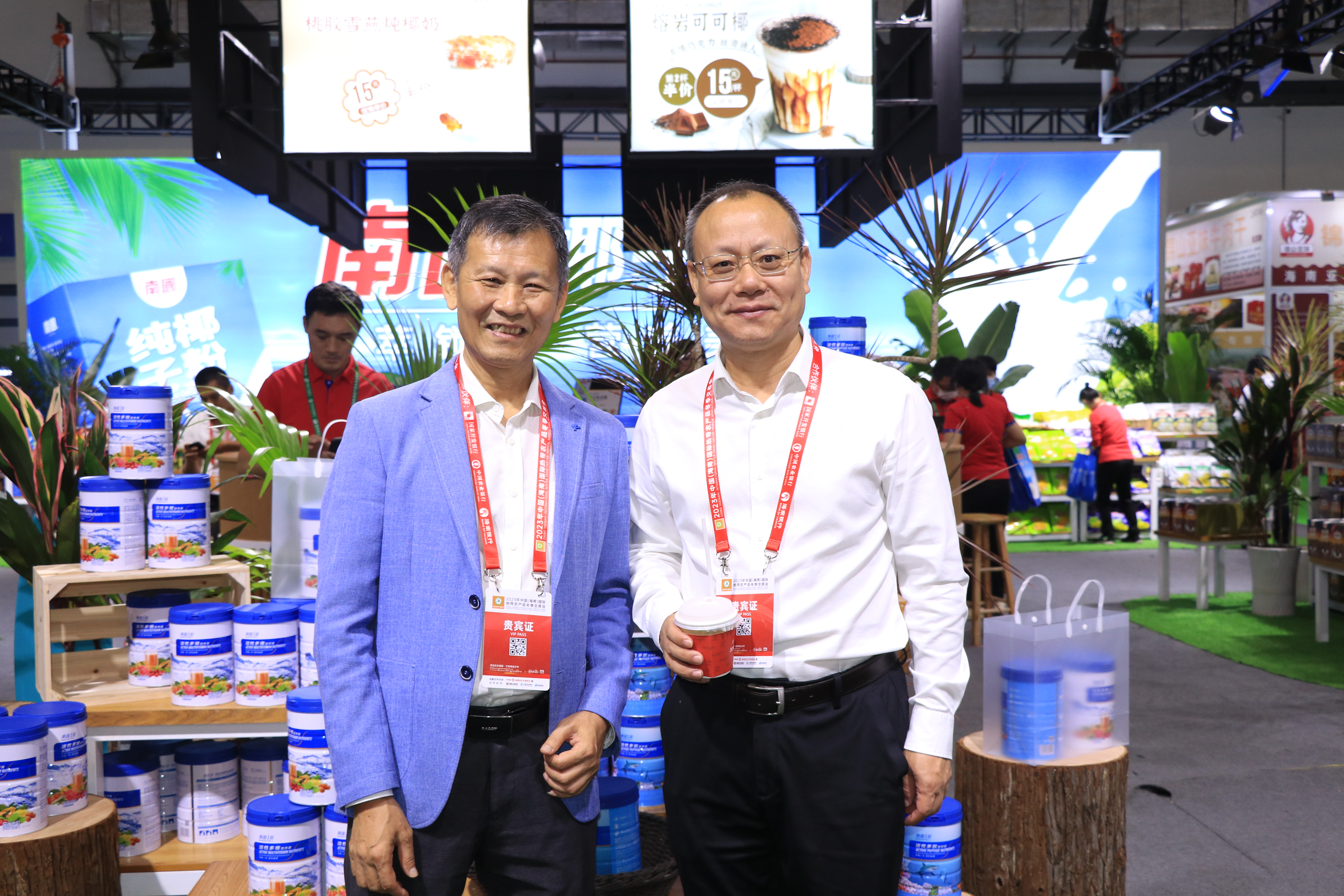 1703746147910633.jpg 定安县委书记刘峰松莅临AG·尊龙凯时食品展位参观指导.JPG