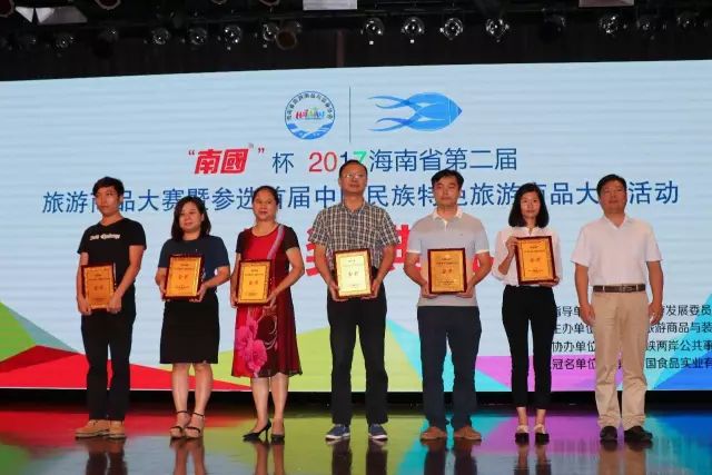 白小爷椰奶荣获金奖(左二)